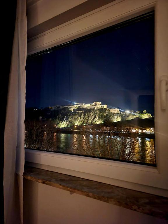 uma janela com vista para a cidade à noite em Apartment mit Rheinblick Koblenz em Koblenz