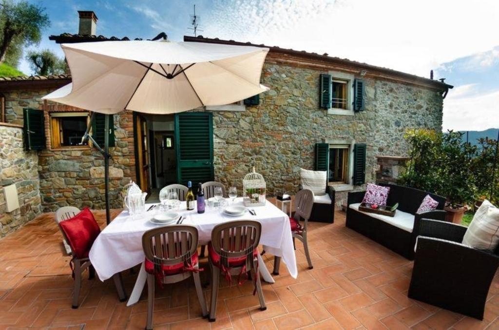 a patio with a table and an umbrella at Ferienwohnung für 4 Personen ca 55 qm in Palmata, Toskana Provinz Lucca in Ciciana