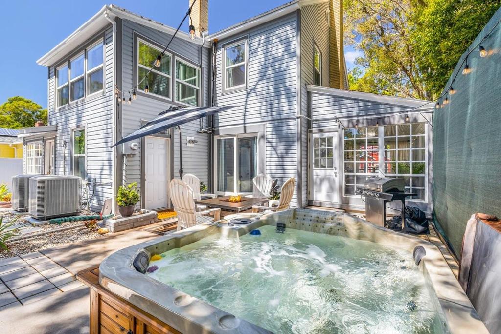 uma casa com uma banheira de hidromassagem no quintal em Sea Haven House Beautiful Area Hot Tub Sunroom em Clearwater