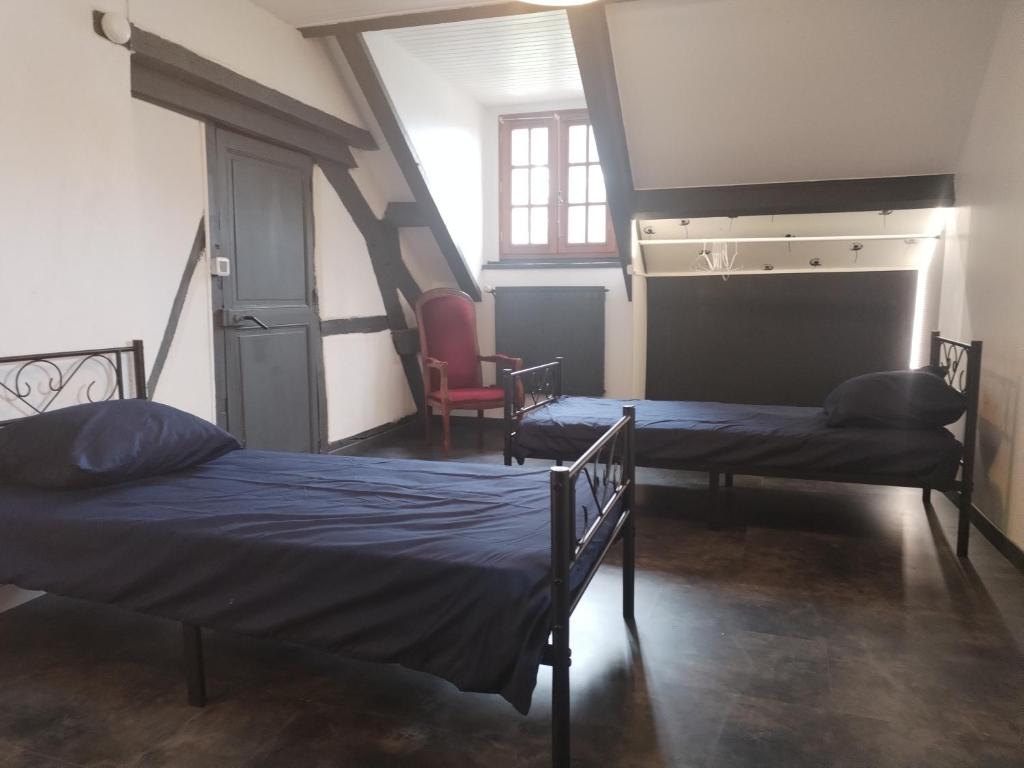 pokój z 2 łóżkami w pokoju w obiekcie Au Cerf Charmeur w mieście Allogny