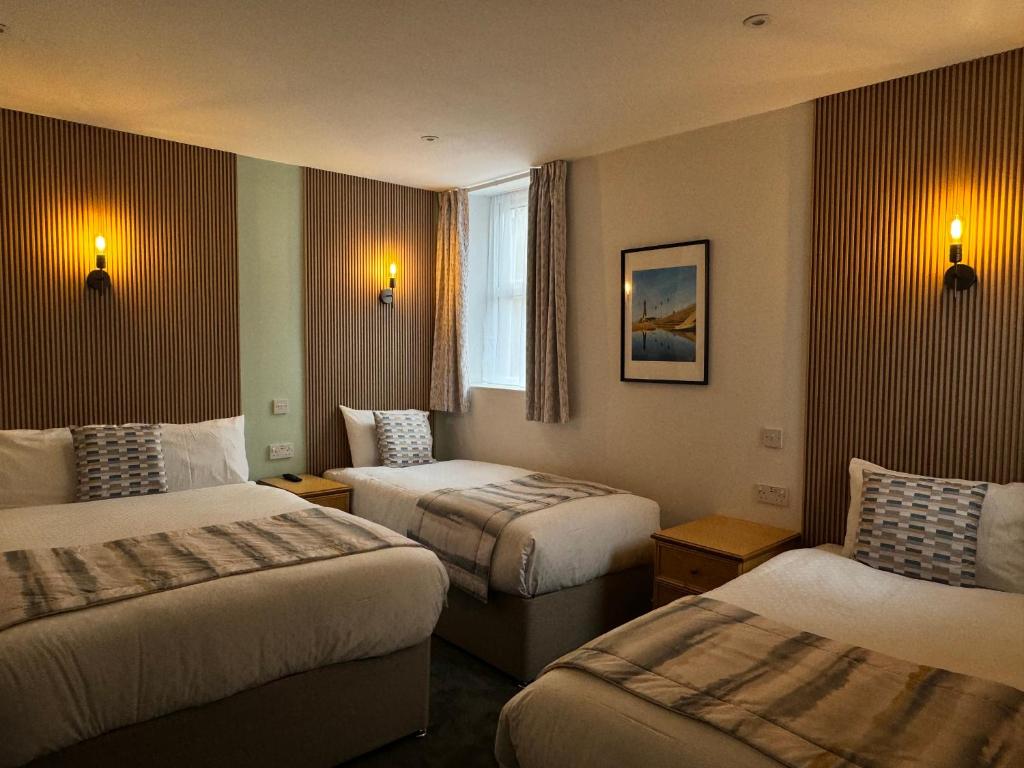 Balmoral Hotel tesisinde bir odada yatak veya yataklar