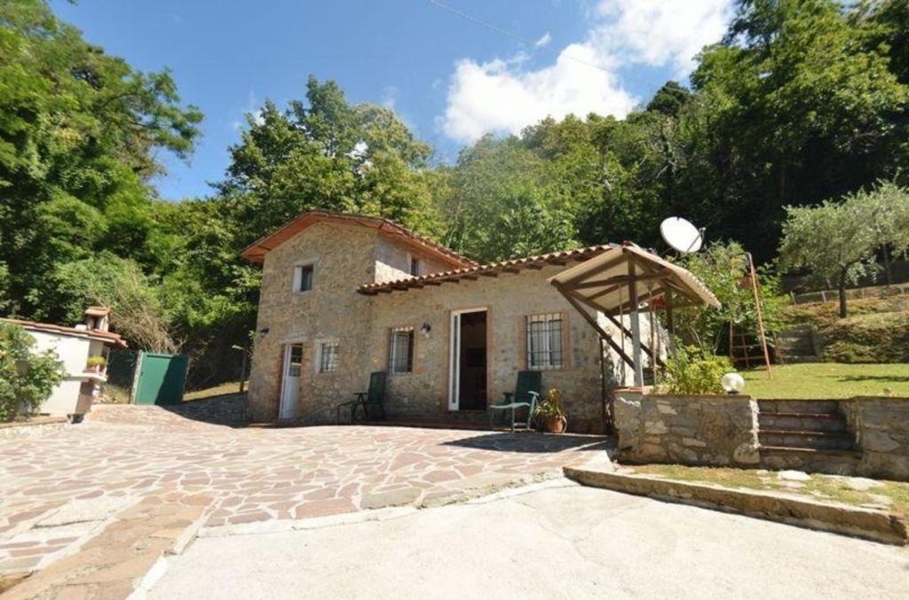 a small house with a stone driveway at Ferienhaus mit Privatpool für 4 Personen ca 50 qm in Loppeglia, Toskana Provinz Lucca in Loppeglia