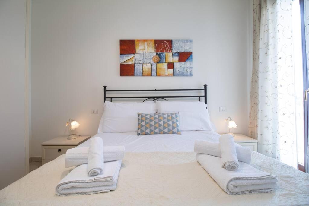 ein Schlafzimmer mit einem Bett mit zwei Handtüchern darauf in der Unterkunft [Balcone Vista Mare] Wi-fi A/c 2 bagni Parcheggi in Porto SantʼElpidio