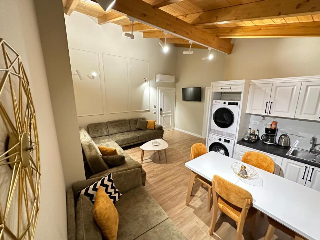 uma sala de estar com um sofá e uma mesa em Arial Penthouse Suites em Vlorë