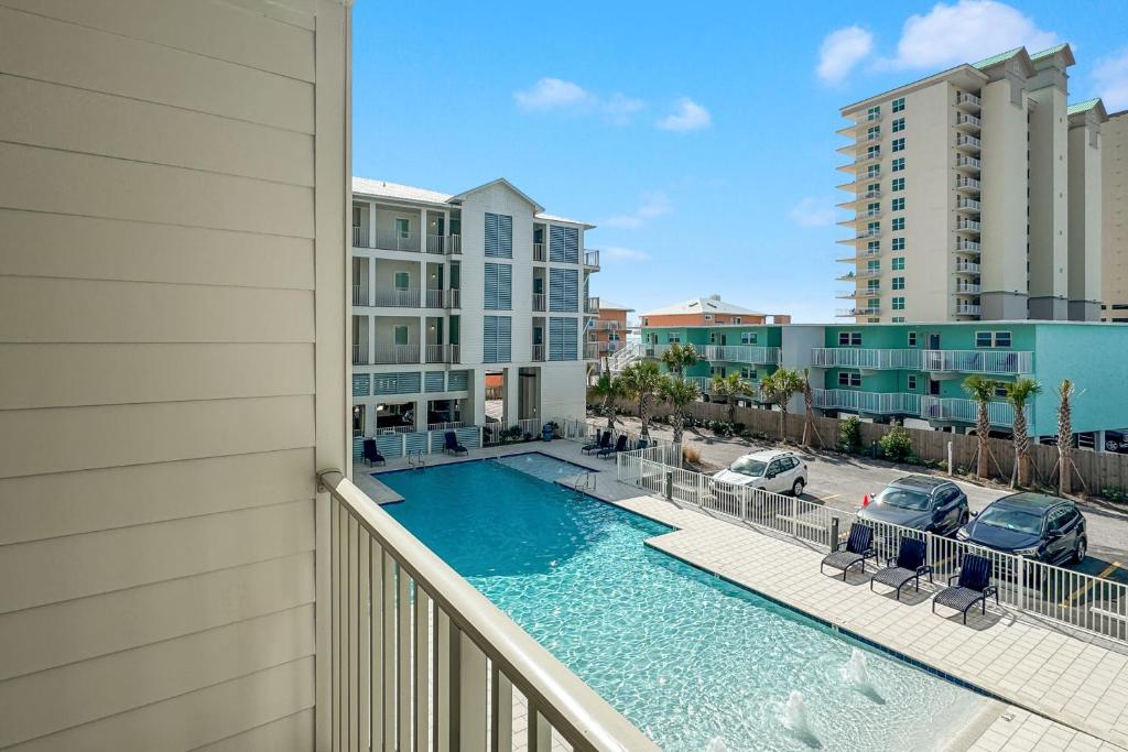 Il dispose d'un balcon avec une piscine et un parking. dans l'établissement Sea Glass 213, à Gulf Shores