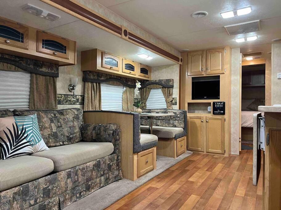 una sala de estar con sofá y TV en WARM AND COZY RV 3, en Miami