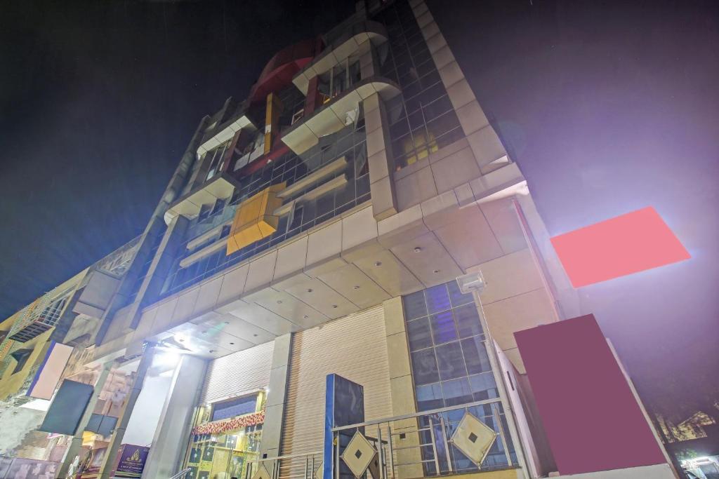 budynek z lego wzorem na boku w obiekcie Collection O Hotel Regal Near ISKON TEMPLE , ABIDS w mieście Hajdarabad