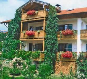 a building with ivy growing on the side of it at Ferienwohnung Bartl in Prien am Chiemsee