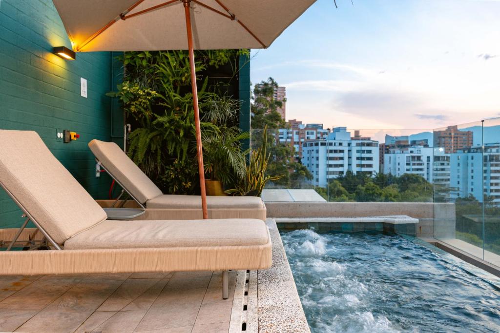 Bazén v ubytování Celestino Boutique Hotel & Spa nebo v jeho okolí
