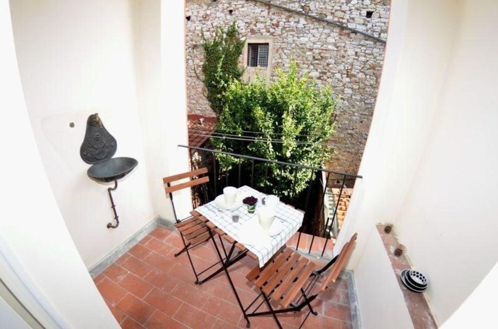 een klein balkon met een tafel en stoelen erop bij Ferienwohnung für 5 Personen ca 62 qm in Lucca, Toskana Provinz Lucca in Lucca