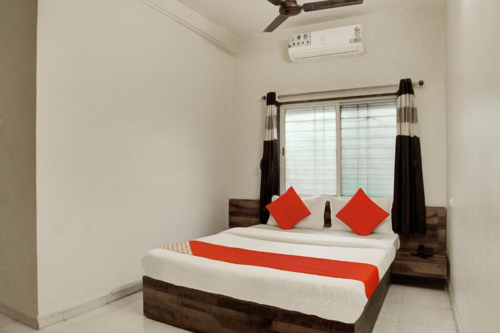 En eller flere senger på et rom på OYO Aditya Service Apartment