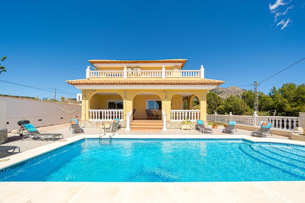 une villa avec une piscine en face d'une maison dans l'établissement Felderhof Villa 4 bed Private Pool, à Busot
