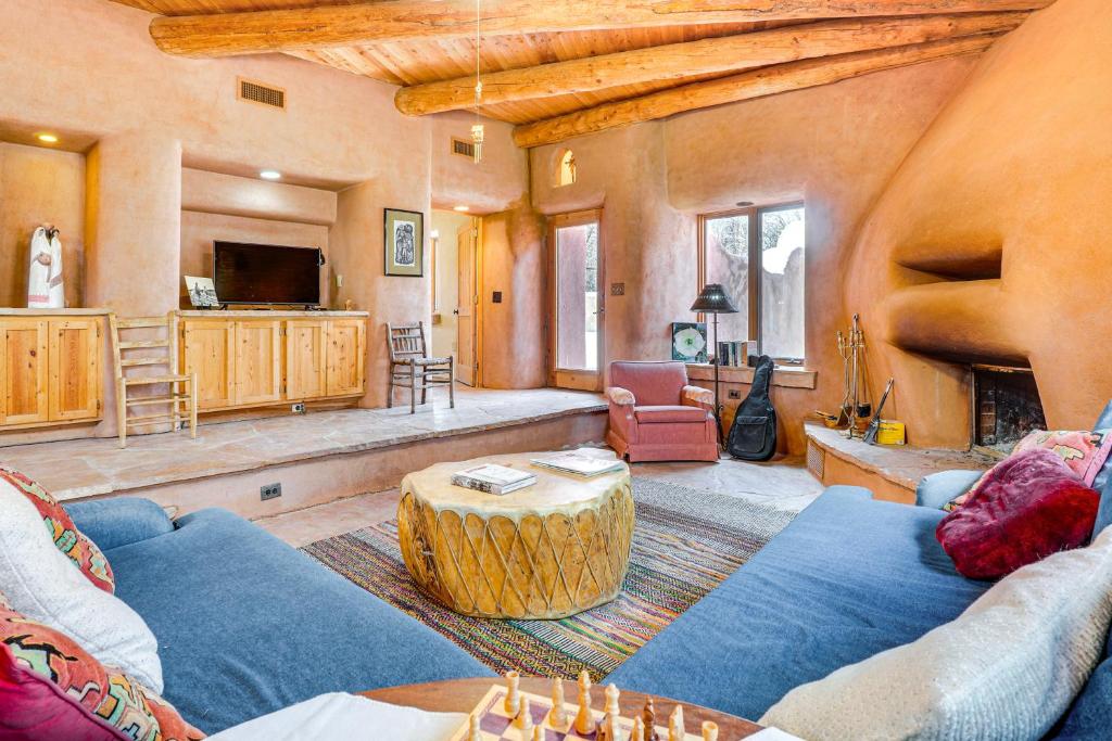Adobe St David Vacation Rental Near River! : غرفة معيشة مع أريكة وطاولة