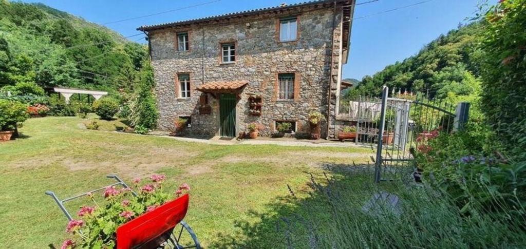 uma grande casa de pedra num quintal com um jardim em Ferienhaus mit Privatpool für 6 Personen ca 155 qm in Pescaglia, Toskana Provinz Lucca em Pescaglia