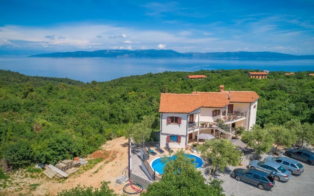 - une vue aérienne sur une maison avec une piscine dans l'établissement Ferienwohnung für 3 Personen ca 35 qm in Drenje, Istrien Bucht von Raša, à Labin