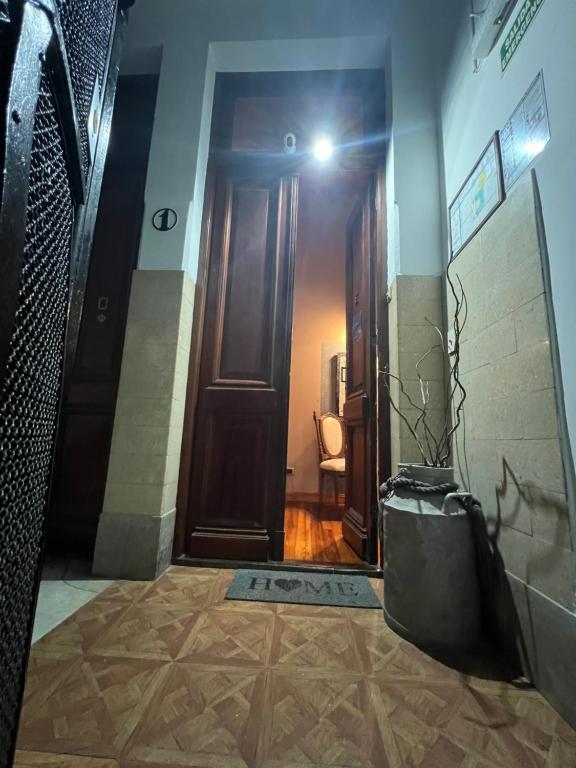 un couloir avec une porte et des toilettes. dans l'établissement Centro de Buenos Aires, à Buenos Aires
