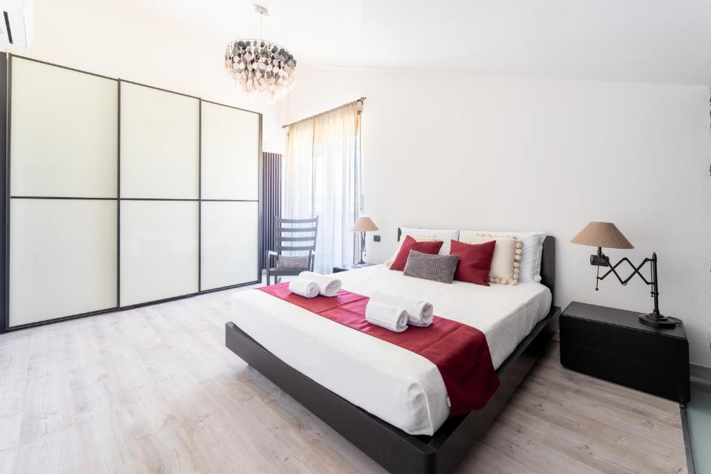 Un dormitorio con una cama grande y una lámpara de araña. en Attico Mirage en Verona