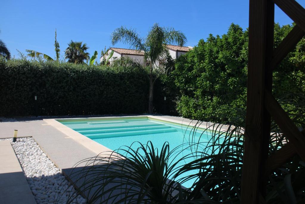 - une piscine en face d'une maison dans l'établissement Villablanca, à Terrasini