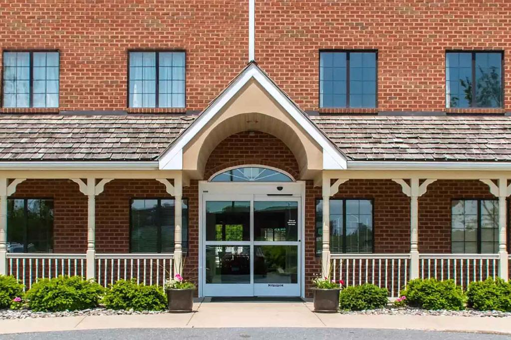un edificio in mattoni rossi con una porta blu di Extended Stay America Suites - Lancaster County a Mountville
