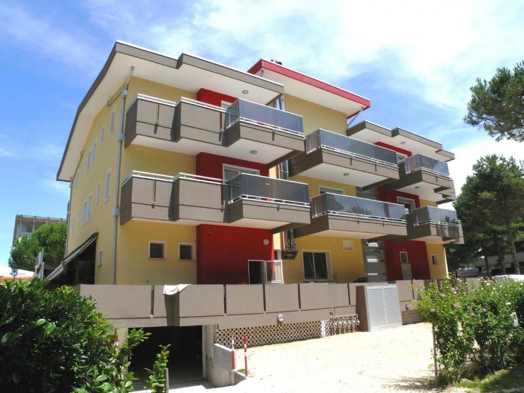 un edificio con balcones en un lateral en Ferienwohnung für 6 Personen ca 45 qm in Bibione, Adriaküste Italien Bibione und Umgebung - b63277, en Bibione