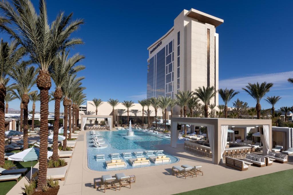 uma imagem do resort com uma piscina e um hotel em Durango Casino & Resort em Las Vegas