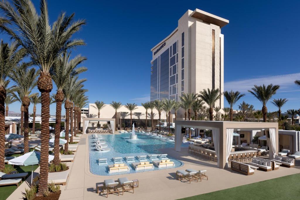 obraz ośrodka z basenem i hotelem w obiekcie Durango Casino & Resort w Las Vegas