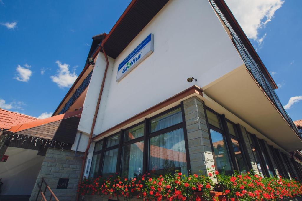 a building with flowers in front of it at Geovita Muszyna in Muszyna