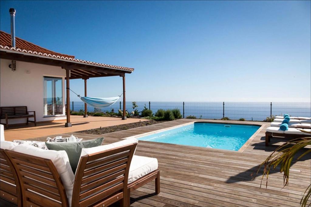 בריכת השחייה שנמצאת ב-Ferienhaus mit Privatpool für 6 Personen ca 149 qm in Tijarafe, La Palma Westküste von La Palma או באזור