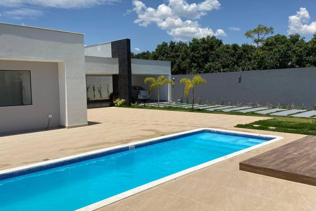 a swimming pool in the backyard of a house at Sítio Gilmar2filhas in Sete Lagoas