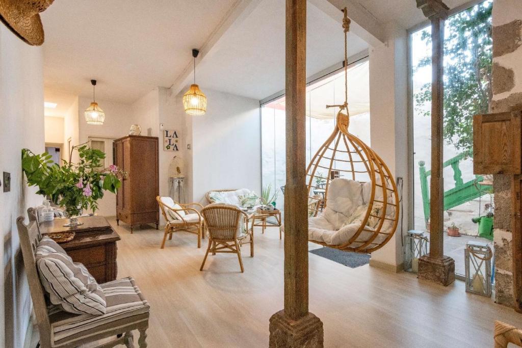 een woonkamer met stoelen en een schommel bij Ferienhaus für 4 Personen ca 120 qm in Ingenio, Gran Canaria Binnenland Gran Canaria in Ingenio