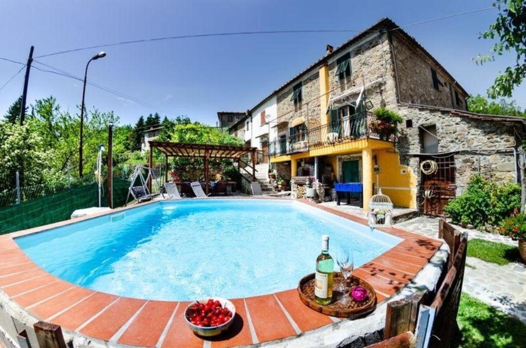 een groot zwembad voor een huis bij Ferienhaus mit Privatpool für 4 Personen ca 90 qm in Lanciole, Toskana Provinz Pistoia in Lanciole