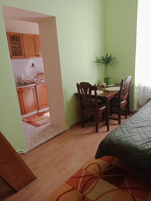 kuchnia i jadalnia ze stołem i krzesłami w obiekcie Apartament koło Dworcu w mieście Przemyśl