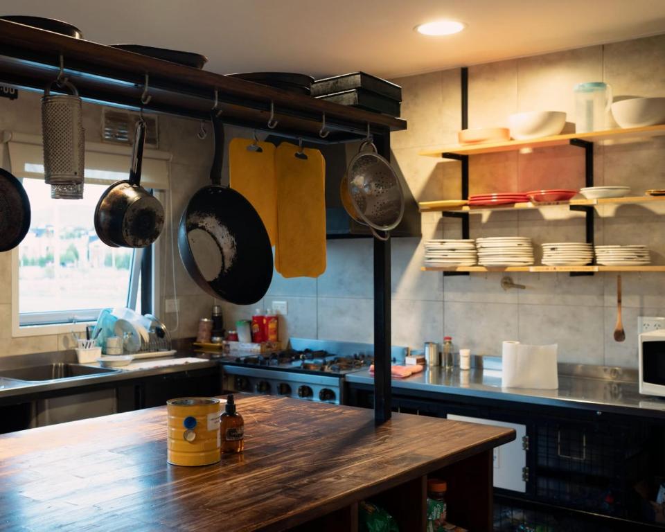 Kuchyň nebo kuchyňský kout v ubytování Folk Hostel