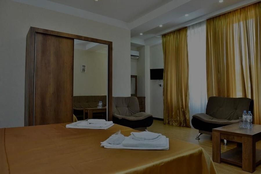 Pokój hotelowy z łóżkiem i lustrem w obiekcie Dreamsky hotel w mieście Tbilisi City