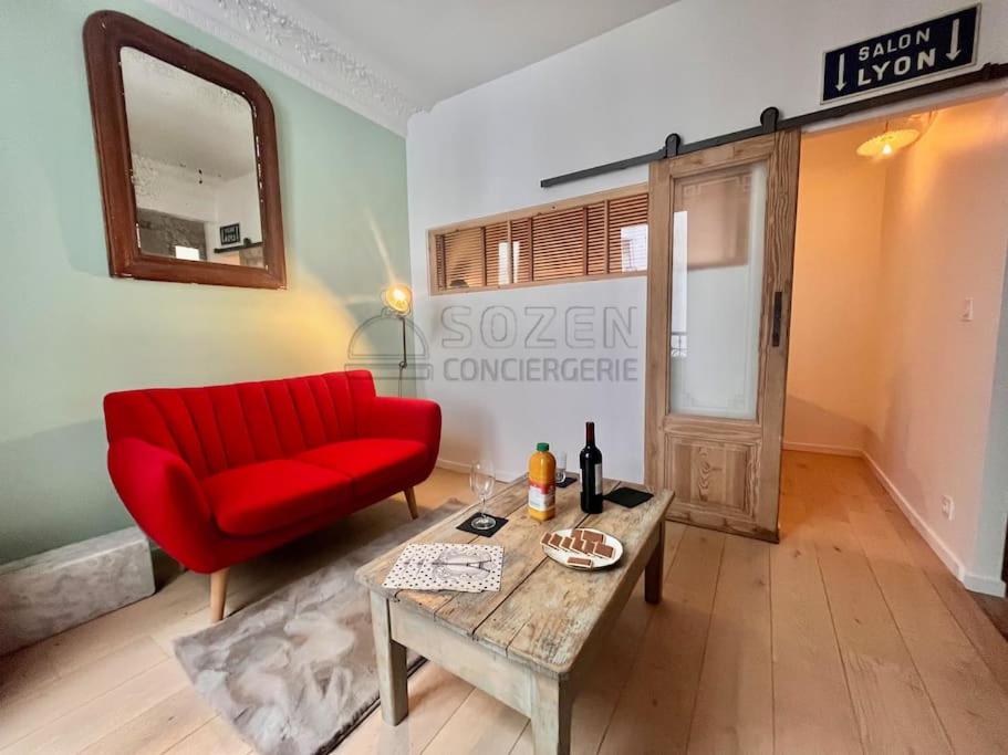 een woonkamer met een rode bank en een tafel bij JO 2024 - 1,5km Arena Bercy - Le Vintage Paris 11 in Parijs