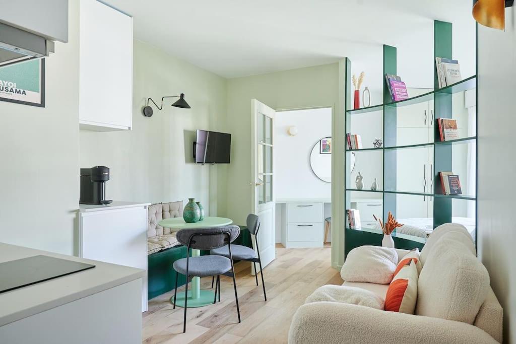 un salon avec un canapé et une table dans l'établissement Luxury apartment 10 min from Eiffel Tower, à Paris