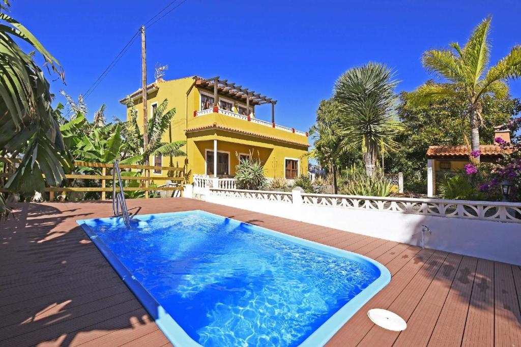 uma villa com piscina em frente a uma casa em Ferienhaus mit Privatpool für 6 Personen ca 130 qm in La Punta, La Palma Westküste von La Palma em Tijarafe