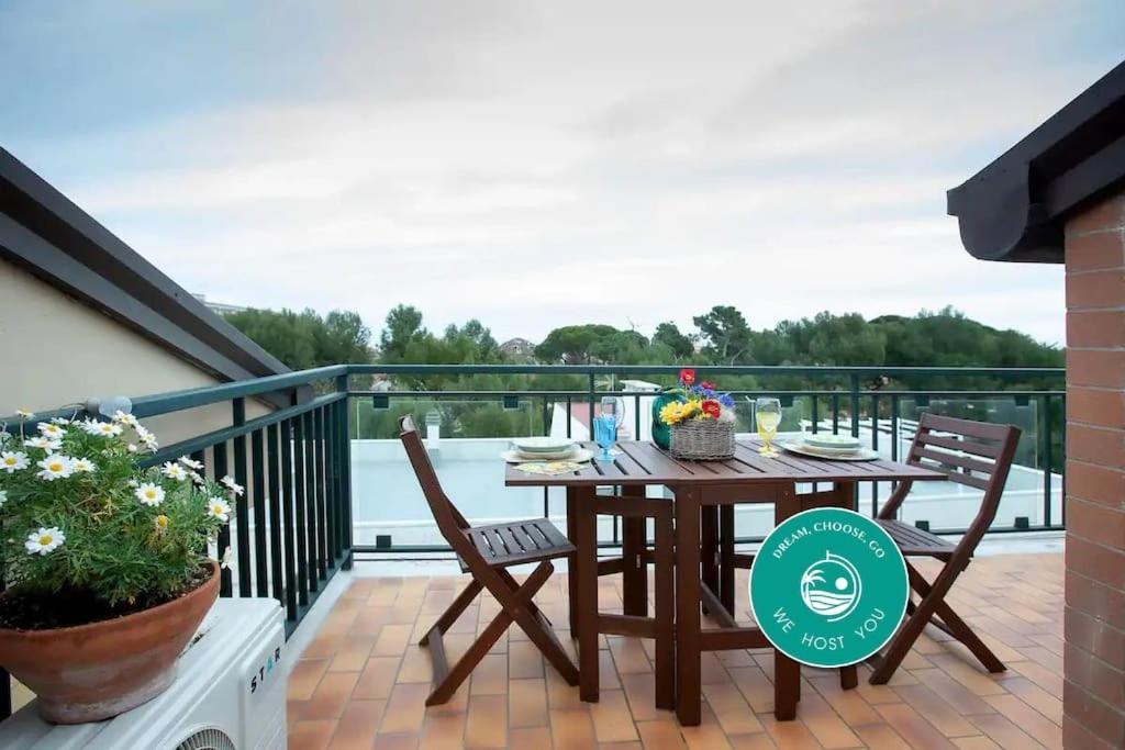 un tavolo e sedie su un balcone con vista sull'acqua di [Terrazzino Vista Mare] Idromassaggio Wi-Fi A/C a Porto San Giorgio
