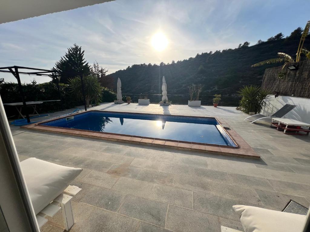 a swimming pool in the middle of a patio at Estudio nuevo zen in Calafell