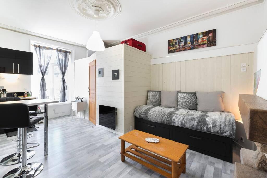 un salon avec un canapé et une table dans l'établissement Une escale de charme au port de Dinan ..., à Dinan