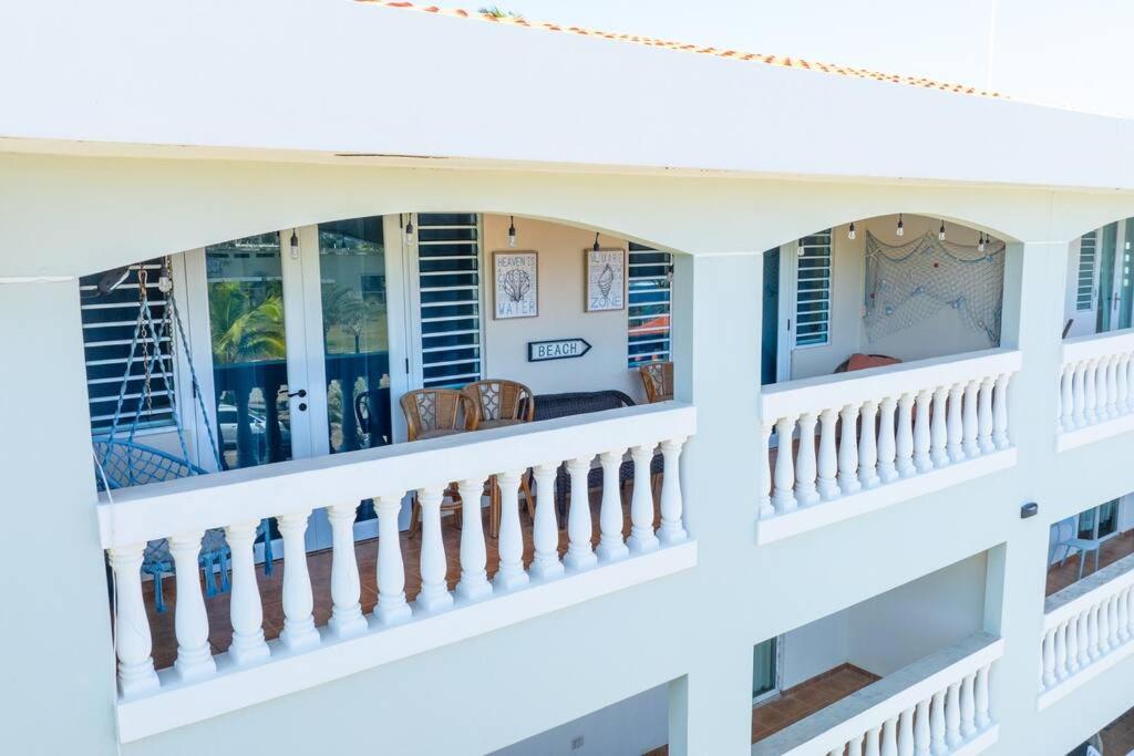 Rõdu või terrass majutusasutuses Golden Dream Villas & Studio A/B Pool View