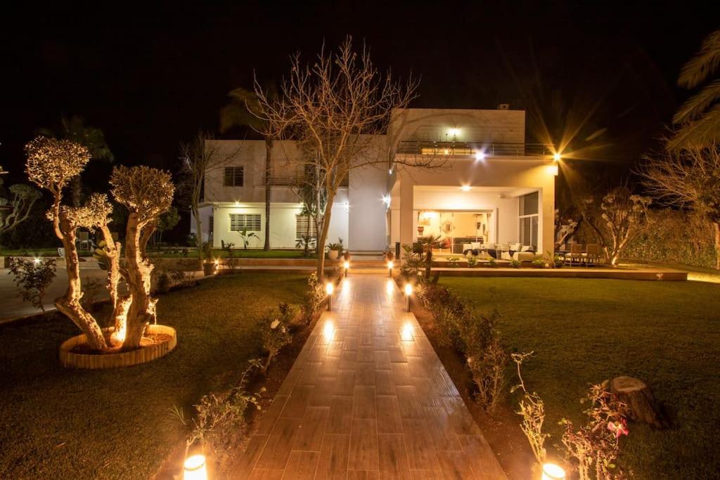 una casa con luces en el patio por la noche en Villa Meriem, Fès en Oulad Tayeb