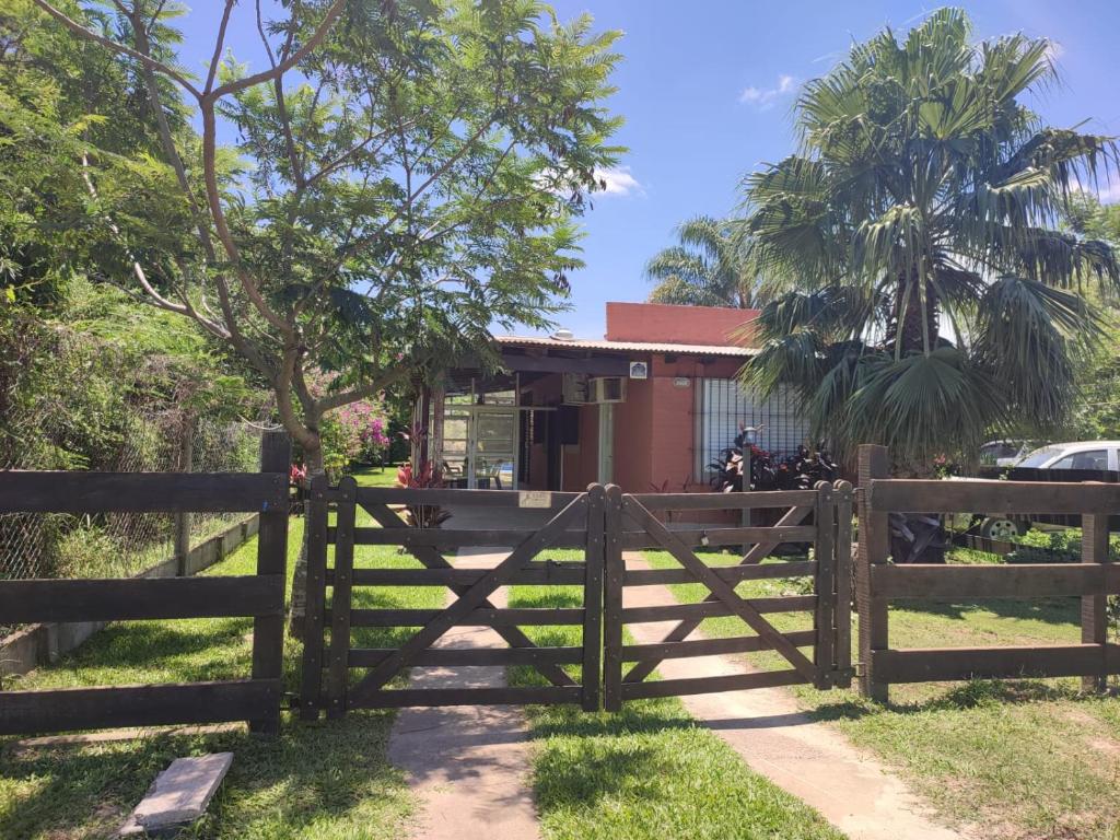 una recinzione di legno di fronte a una casa di Casa de Alquiler a Corrientes