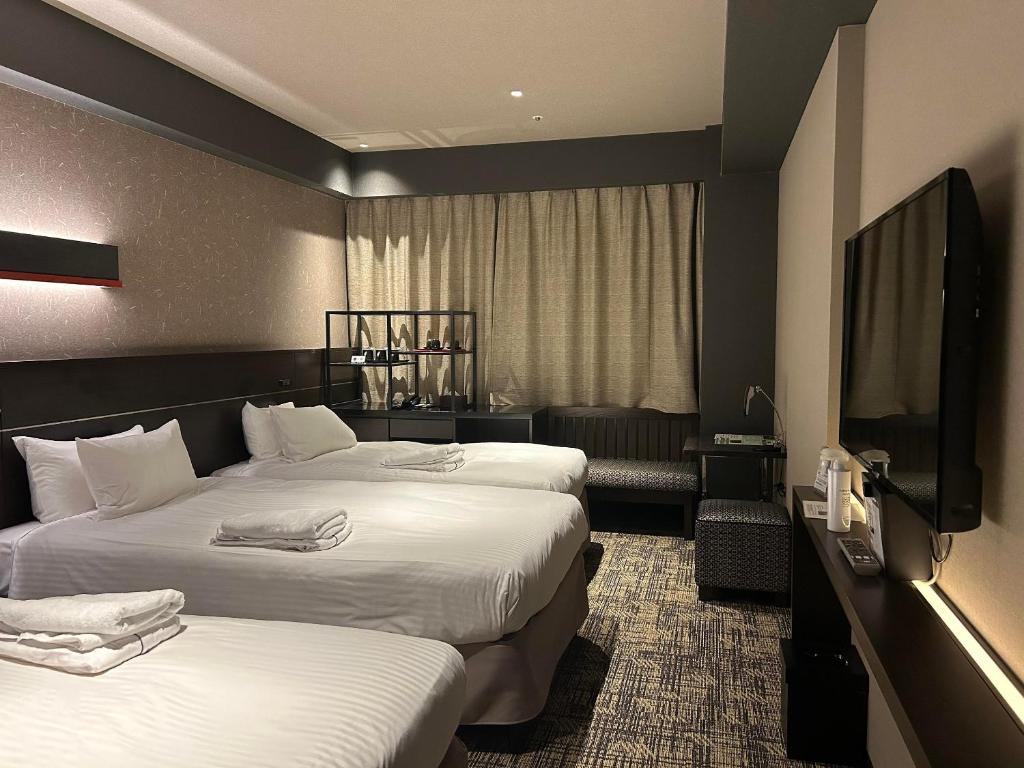 Postel nebo postele na pokoji v ubytování Hotel Keihan Kyoto Hachijoguchi