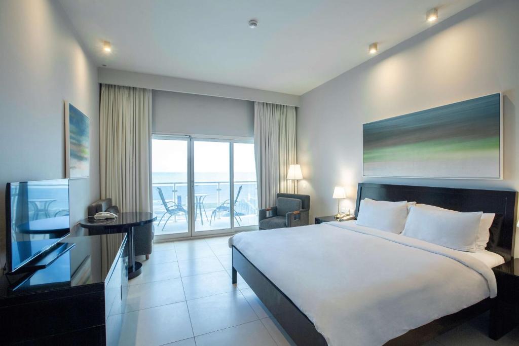 Postel nebo postele na pokoji v ubytování Radisson Blu Resort, Fujairah