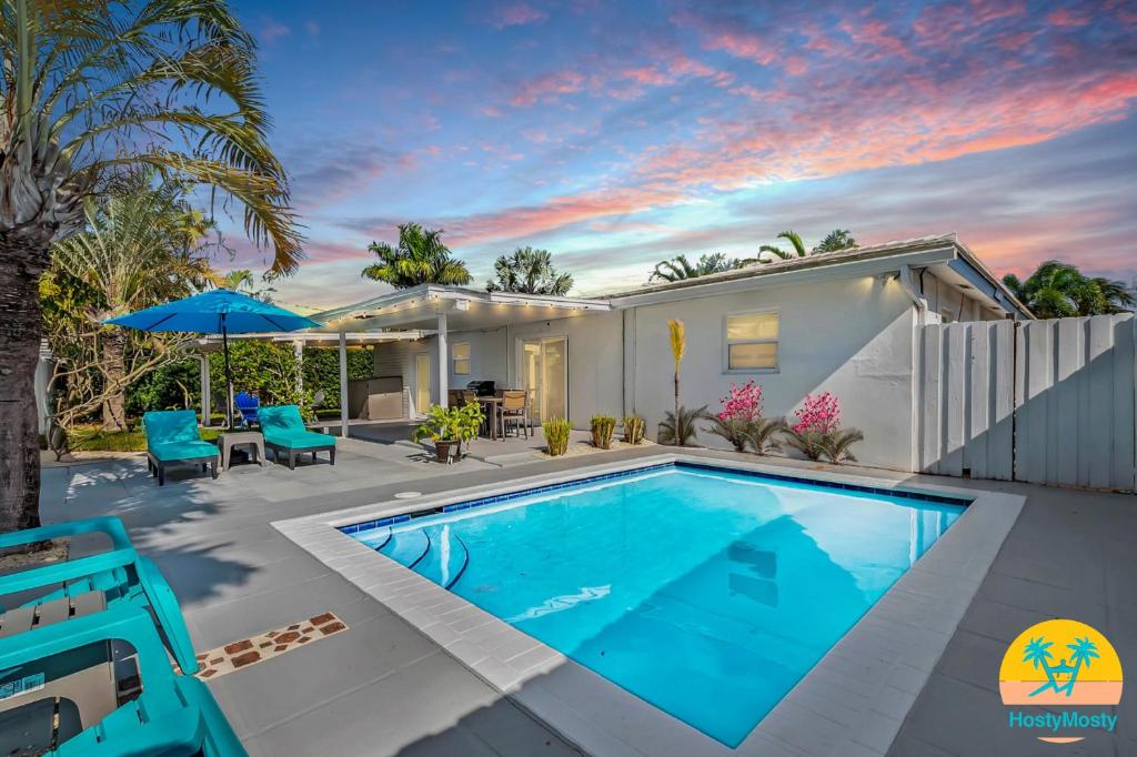 Bazén v ubytování Casa Rosa 3 Bed 2 Bath with Pool & BBQ 5 Min to Beach nebo v jeho okolí