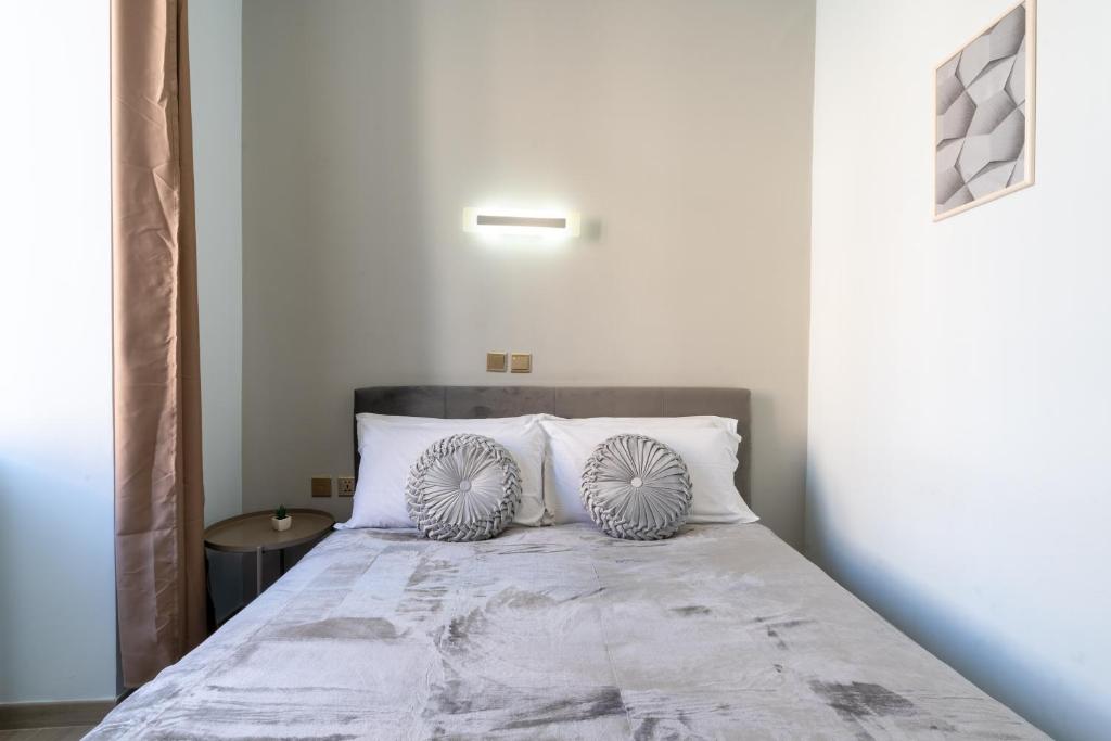 1 dormitorio con 1 cama con 2 almohadas en CARLO ALBERTO GUESTHOUSE - close to CENTRAL STATION, en Roma