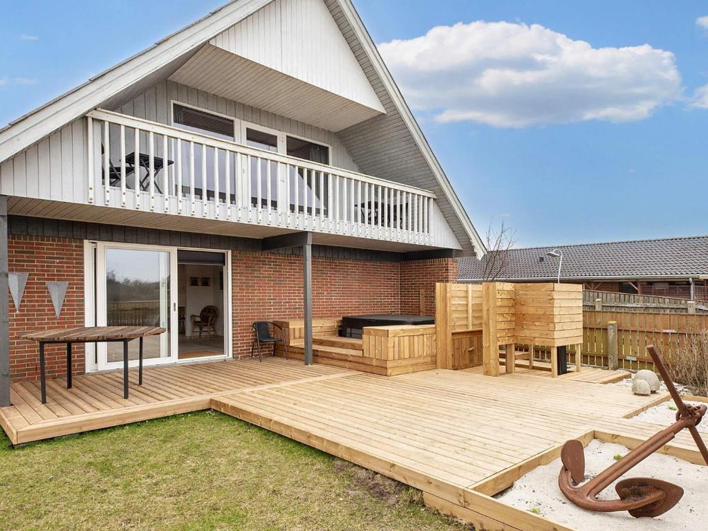 una casa con un ponte di legno di fronte ad essa di Holiday home Thyborøn VI a Thyborøn