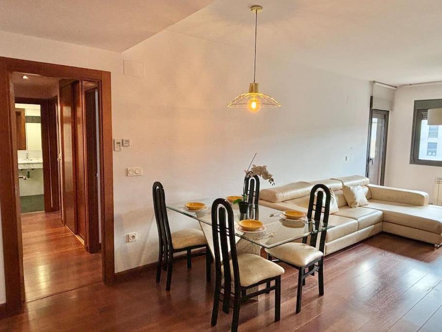 - un salon avec une table, des chaises et un canapé dans l'établissement Apartamento Fórum - Ciencias, à Grenade