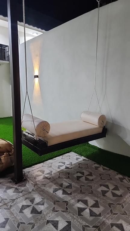 ein Hängebett mit einer Lampe an der Seite eines Zimmers in der Unterkunft شاليهات الشموخ محايل عسير in Muhayil